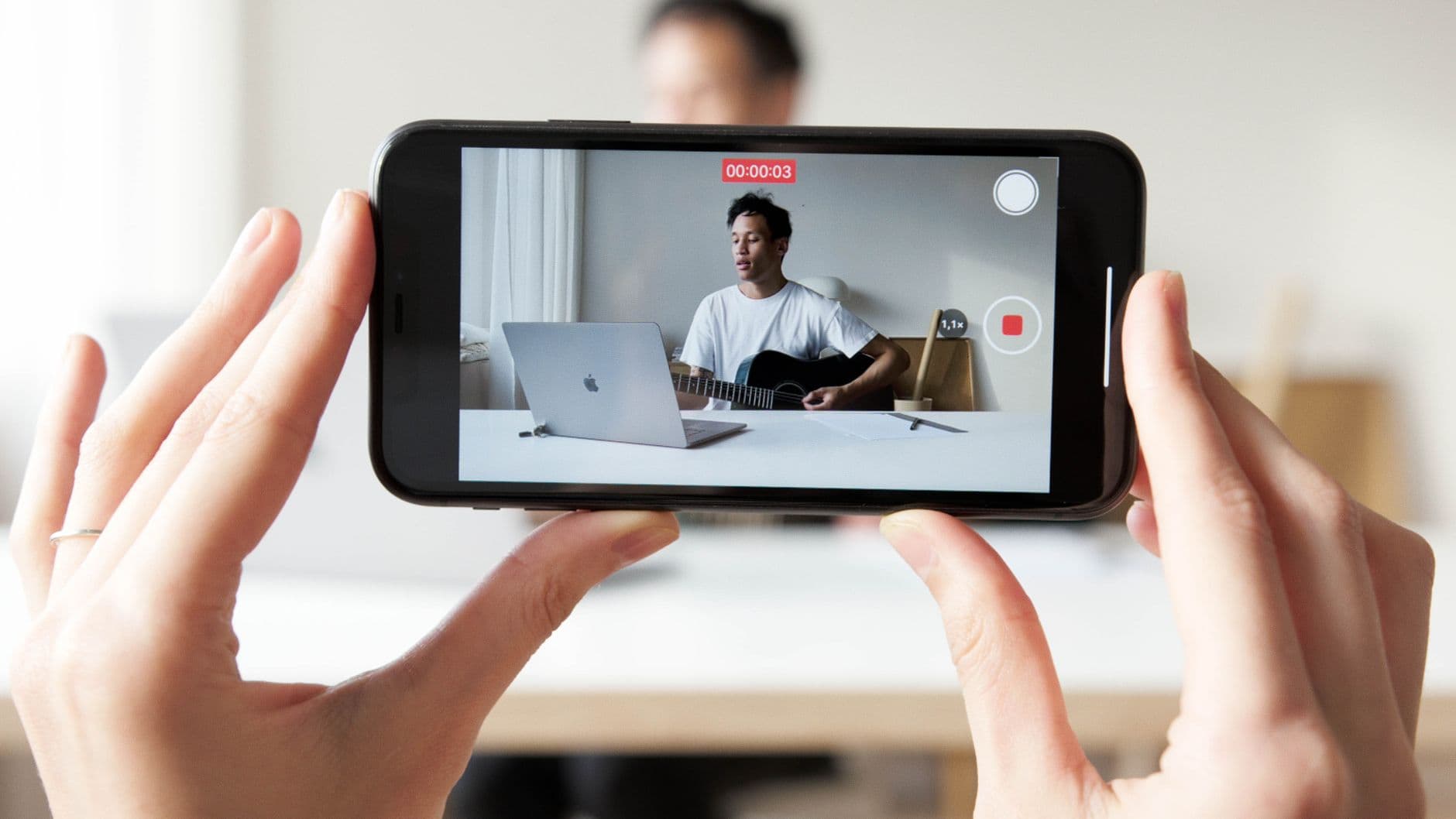 Ilustração de capa do artigo: Seu vídeo saiu tremido ou sem legenda? O app gratuito do Instagram resolve isso